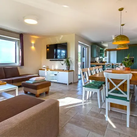 Prázdninový dům Luksuzna Gradin Z Bazenom