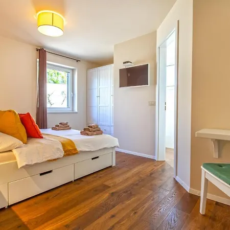 Luksuzna Gradin Z Bazenom