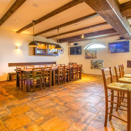 בית נופש Luksuzna Gradin Z Bazenom