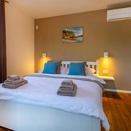 Luksuzna Gradin Z Bazenom