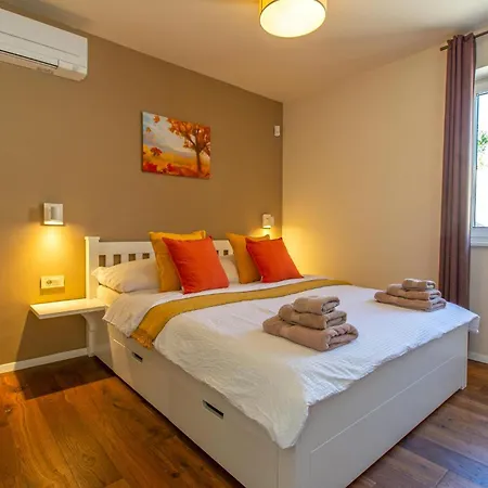 Luksuzna Gradin Z Bazenom *