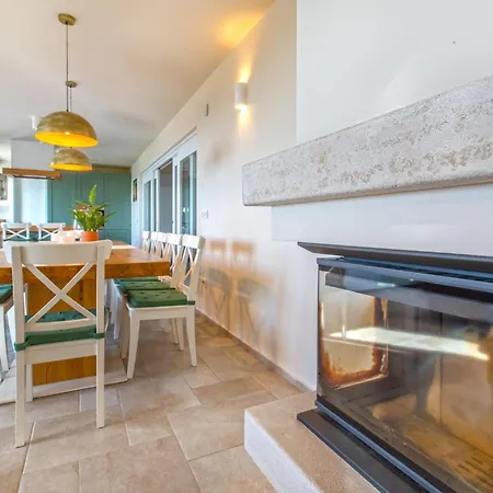 Luksuzna Gradin Z Bazenom Сasa de vacaciones