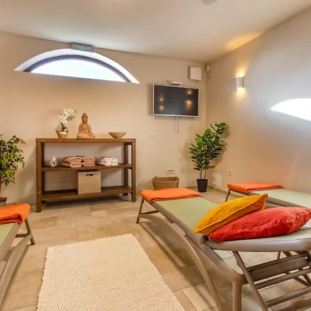 Сasa de vacaciones Luksuzna Gradin Z Bazenom *