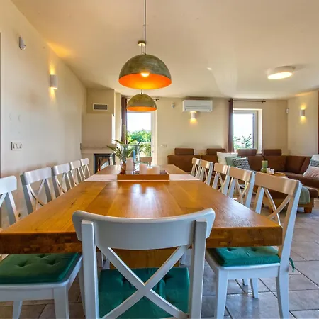 Luksuzna Gradin Z Bazenom * Gračišče