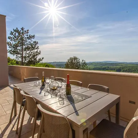 Prázdninový dům Luksuzna Gradin Z Bazenom