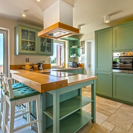 Luksuzna Gradin Z Bazenom * Gračišče