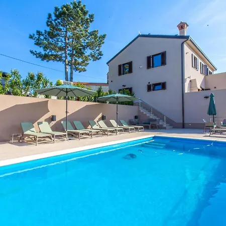 Luksuzna Gradin Z Bazenom