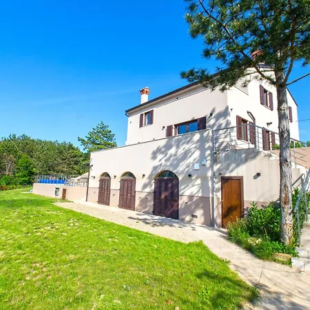 בית נופש Luksuzna Gradin Z Bazenom