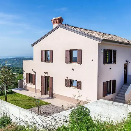 בית נופש Luksuzna Gradin Z Bazenom